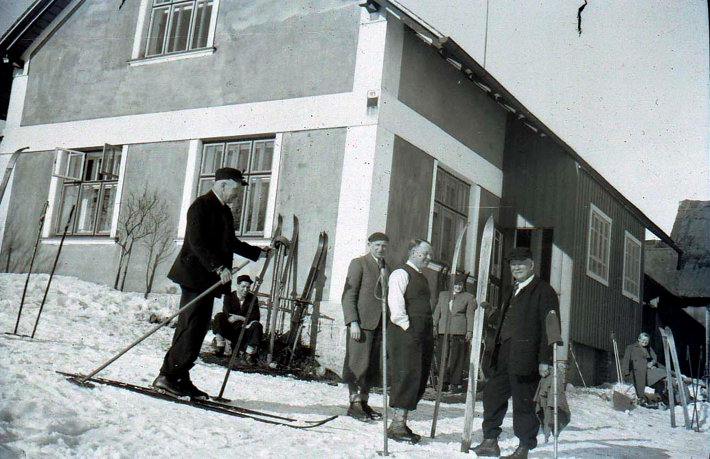 Kr�lov�dvor�t� ly�a�i-  ???, F. Bier, Karel Jarol�mek, Ladislav M욝an 25. 2. 1940 u nov� �tulny v usedlosti roln�ka Siksty �. p. 95 pod zvi�inskou kapli�kou