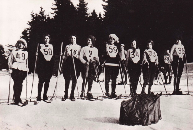 Skupina z�vodnic - b�ky� p�i z�vodech na �pi��ku na �umav� v roce 1912.